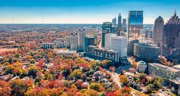 Horizon urbain entouré de feuillage d'automne.