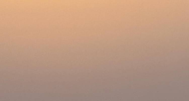 Une image floue du ciel au coucher du soleil.