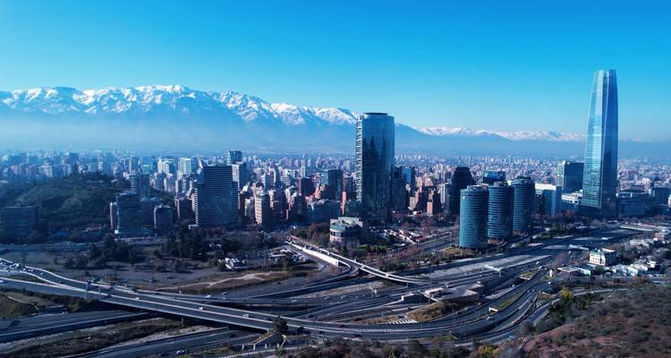 Horizon d'une ville moderne avec des montagnes en arrière-plan.
