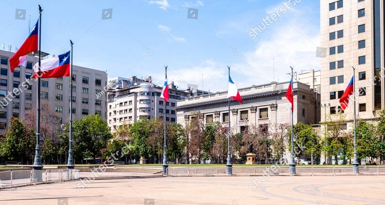 Place urbaine avec drapeaux exposés.
