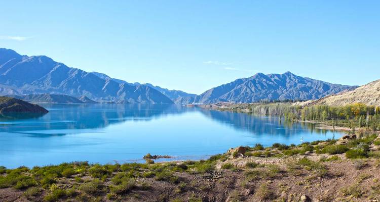 Lac aux eaux bleues cristallines entouré de montagnes.