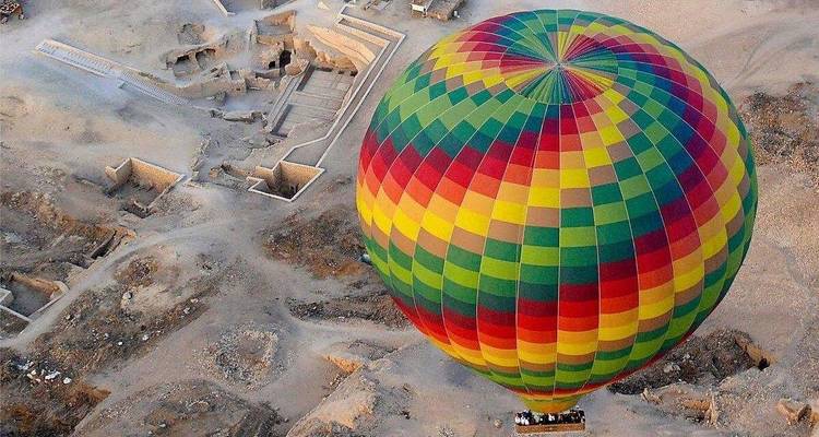 Montgolfière colorée au-dessus d'un site archéologique ancien.