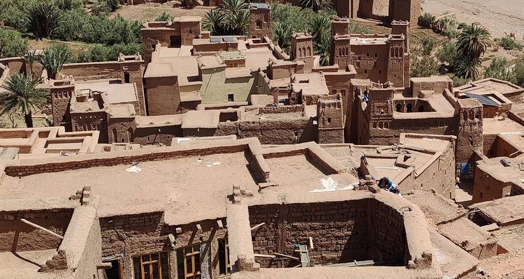Vue aérienne de bâtiments en briques de terre crue dans une ville marocaine traditionnelle.