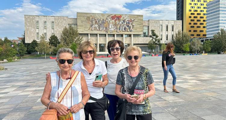 Grupo de turistas posando frente a un edificio gubernamental.