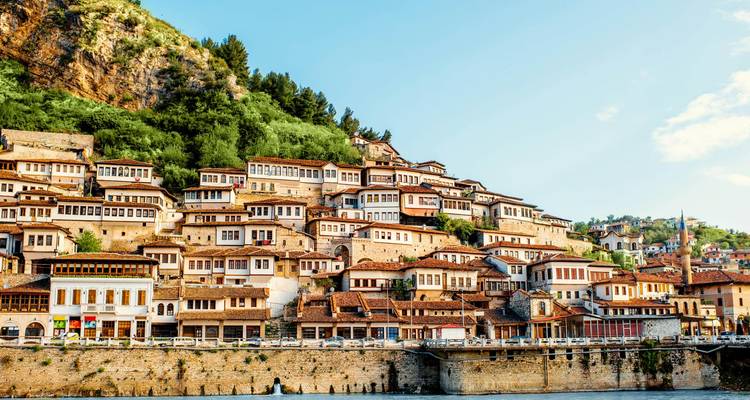 Hileras de casas históricas en una ladera sobre un río.