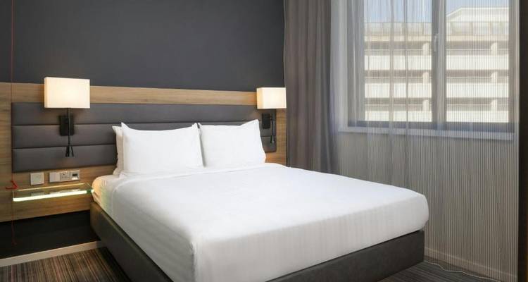 Chambre d'hôtel avec un grand lit et une fenêtre.