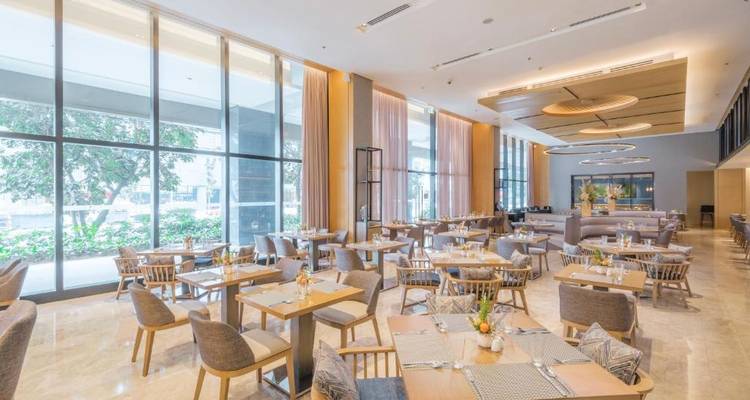 Helles und geräumiges Restaurant mit eleganter Einrichtung und großen Fenstern.