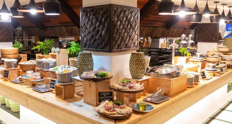 Buffet-Essensaufbau mit einer Vielzahl von Gerichten zur Auswahl.