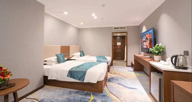 Moderne hotelkamer met twee aparte bedden en stijlvolle inrichting.