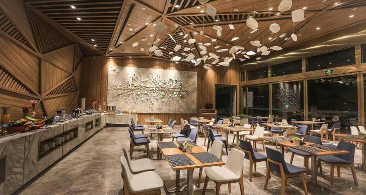 Hedendaags restaurant interieur met artistieke decoratie.