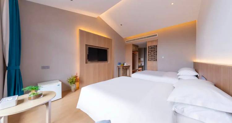 Minimalistische hotelkamer met groot bed en modern design.