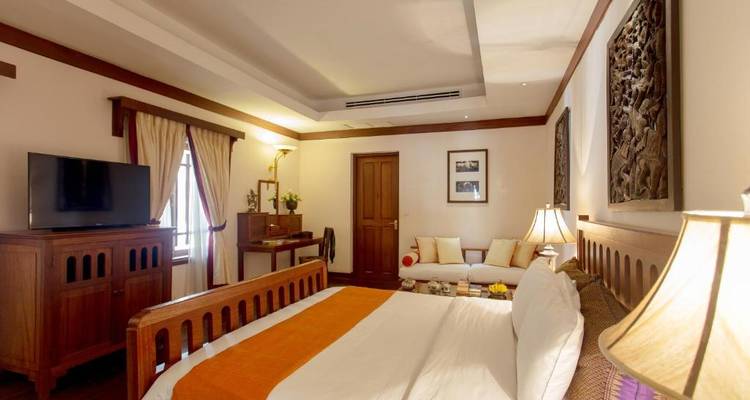 Comfortabele hotelkamer met warme decoratie.