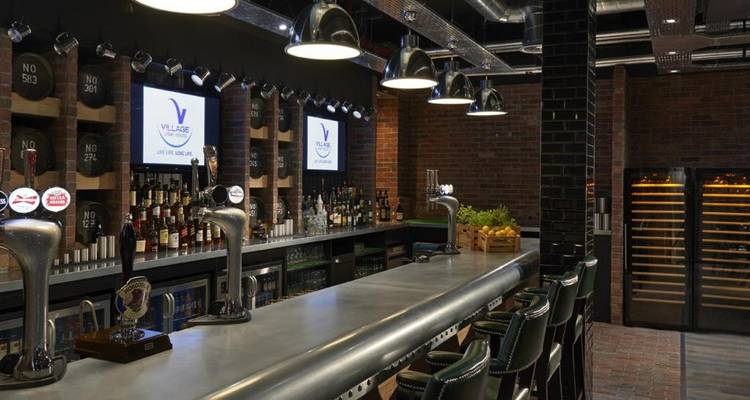 Bar élégant avec un décor moderne et une variété de boissons exposées.