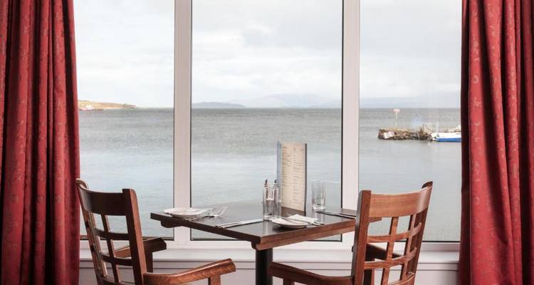 Table de restaurant avec une vue pittoresque sur la mer.