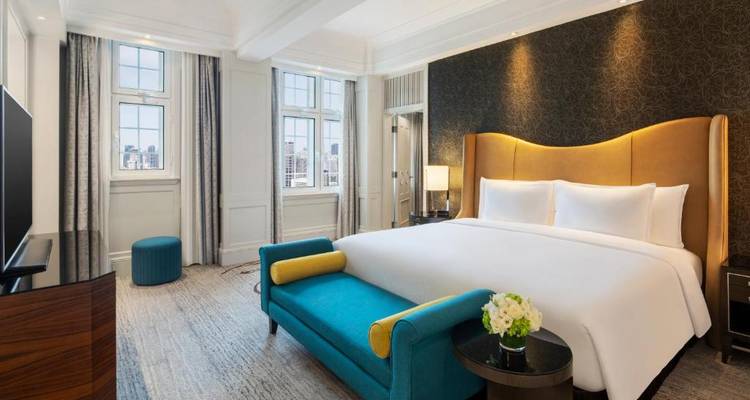 Chambre d'hôtel élégante avec grand lit et décoration stylée.