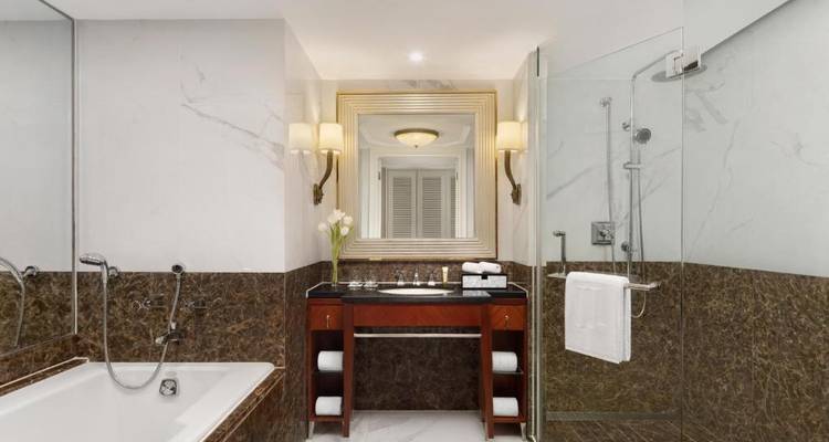 Salle de bain luxueuse avec une grande baignoire et une décoration élégante.