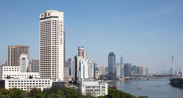 Guangzhou Flussufer-Wolkenkratzer bei klarem Himmel.