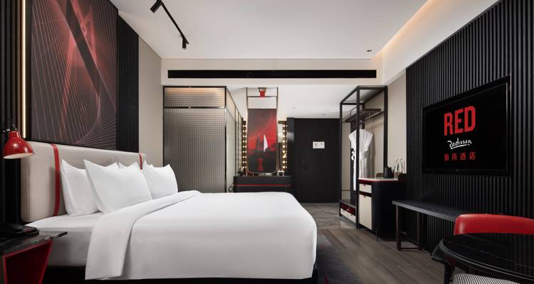 Harmonisches Hotelzimmer mit modernem Design und stimmungsvoller Beleuchtung.