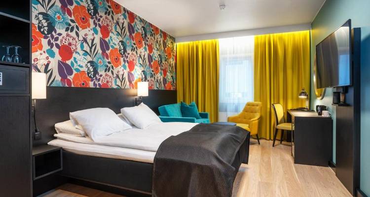 Chambre d'hôtel colorée avec mobilier moderne.