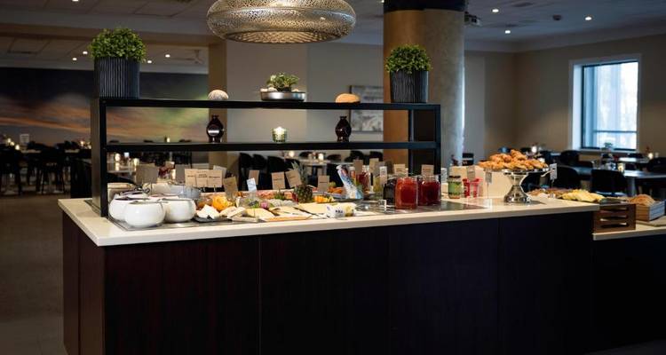 Buffet avec divers plats dans un cadre de restaurant.