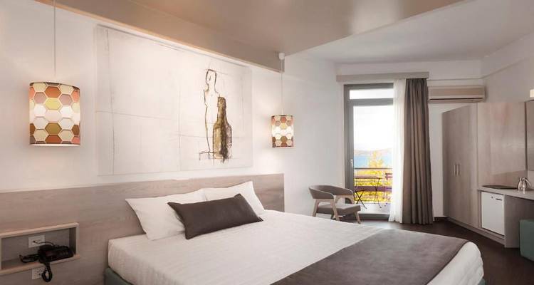 Chambre d'hôtel meublée de façon lumineuse avec une esthétique moderne.