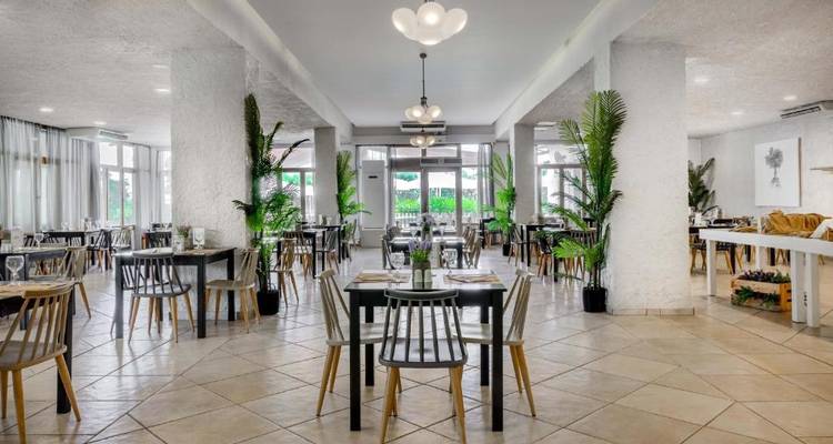 Salle à manger spacieuse et lumineuse au design minimaliste.