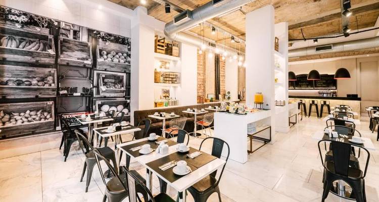 Trendiges Café mit Backsteinwänden und moderner Einrichtung.