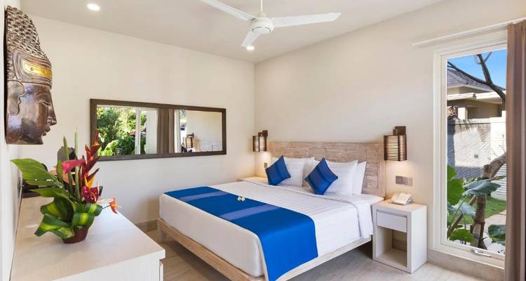 Modern hotel room with a bed and decor.