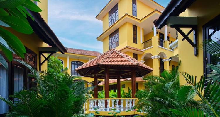 Hotelinnenhof mit einem Pavillon und üppigem Grün.