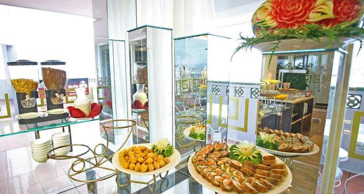 Buffet mit einer Vielzahl von Speisen zur Auswahl.