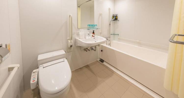 Salle de bain moderne avec une baignoire et un lavabo