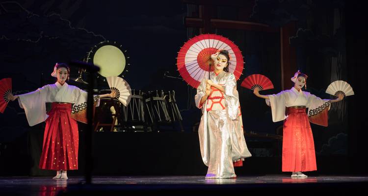 Actuación tradicional de danza japonesa con sombrillas