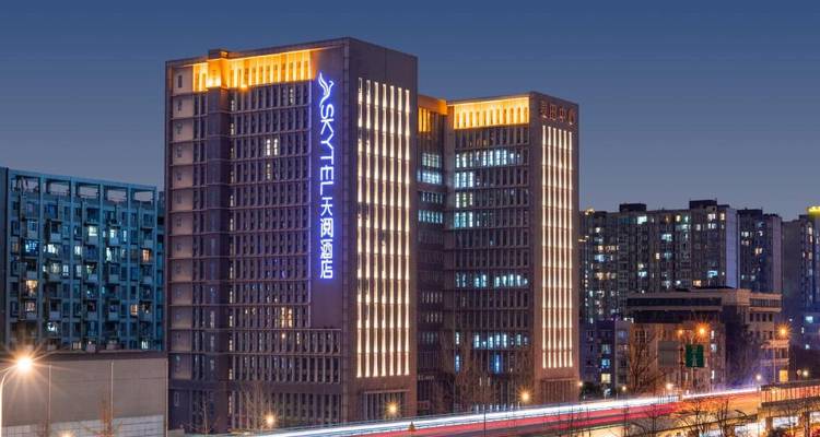 Skytel-gebouw verlicht 's nachts met heldere bewegwijzering.