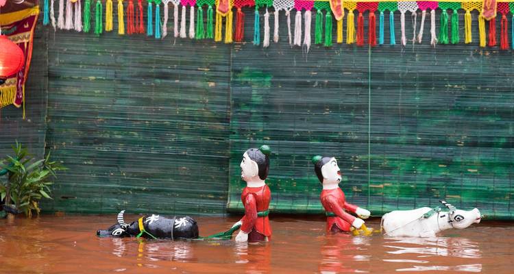 Traditionele waterpoppenvoorstelling met levendige kleuren.