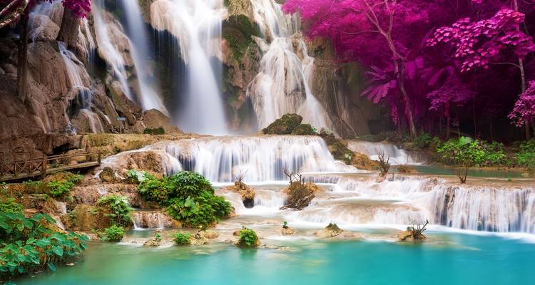Een prachtige waterval omgeven door kleurrijke bomen.