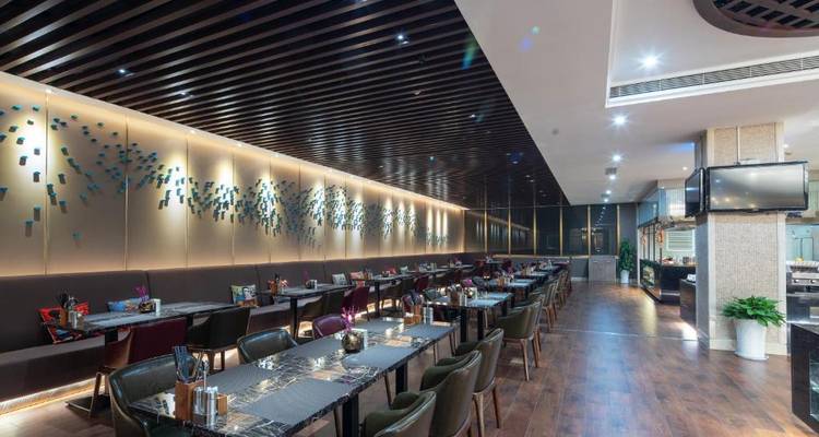 Un intérieur de restaurant moderne avec des éléments de design élégants.