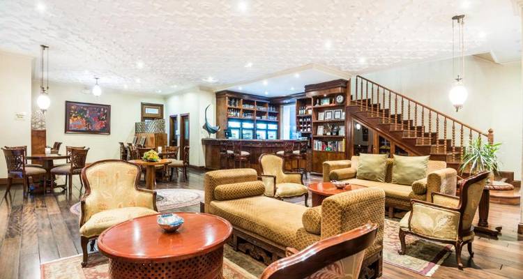 Una elegante zona de estar con muebles clásicos y decoración de madera.