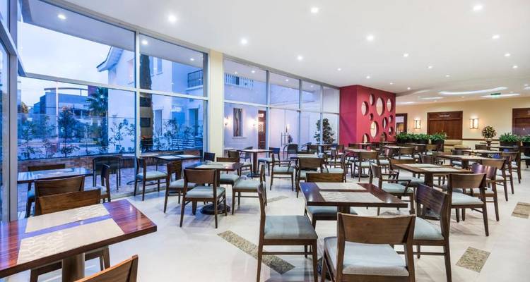 Interior de restaurante con decoración moderna y asientos.