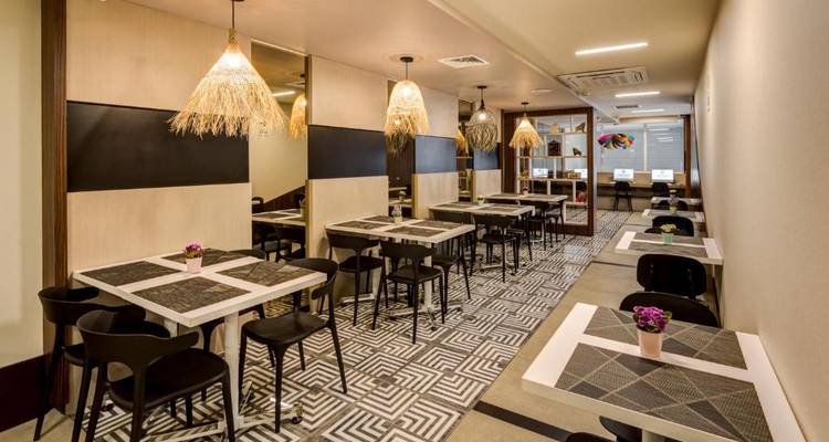 Restaurante minimalista con luces colgantes y asientos.