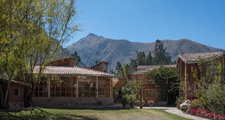 Cabaña con un telón de fondo montañoso.