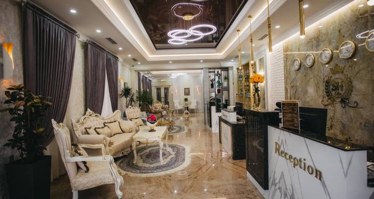 Luxuriöser Hotelempfangsbereich mit eleganter Einrichtung und Kronleuchtern.