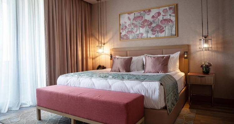 Komfortables Hotelzimmer mit einem großen Bett und warmer Beleuchtung.