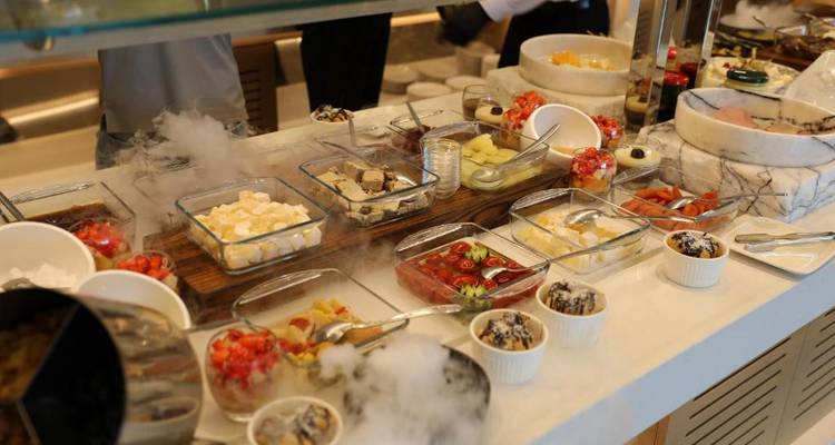 Buffettisch mit einer Vielfalt an Speisen und Raucheffekten.