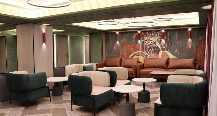 Espace lounge moderne avec mobilier et éclairage élégants.