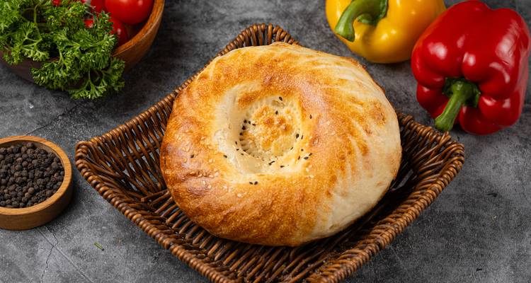 Frisch gebackenes traditionelles Brot mit Gemüse als Beilage.