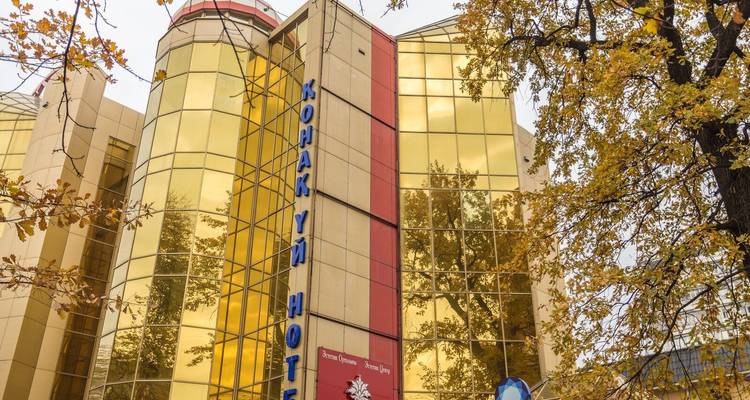 Exterior de un edificio moderno de hotel con ventanas de cristal dorado.