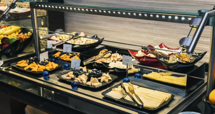 Buffet avec une variété de fromages et de fruits.