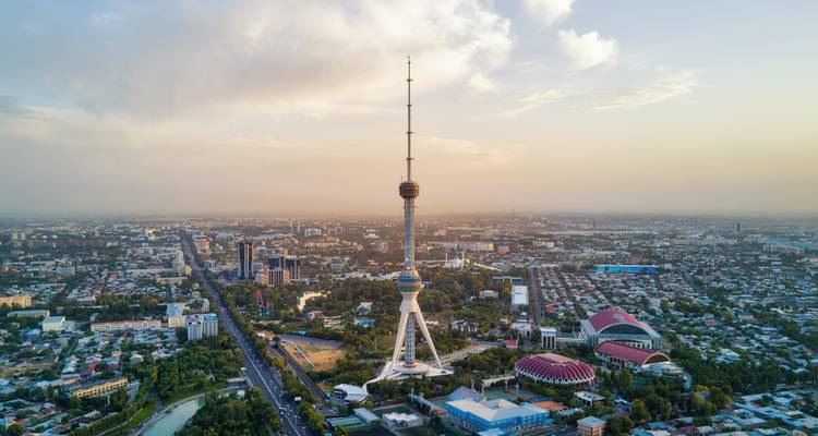 Paisaje urbano de Tashkent con la torre icónica.