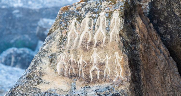 Grabados en roca que representan figuras antiguas.
