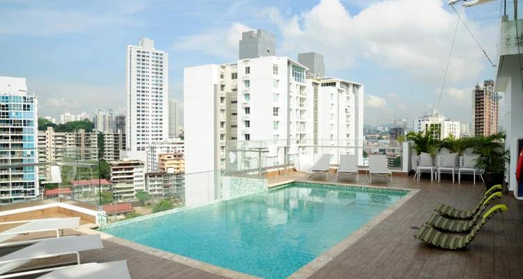 Piscine sur le toit avec vue sur les bâtiments modernes de la ville.
